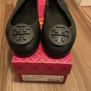 Tory Burch Minnie Travel Ballet With Powder Coated Logo - size 10.